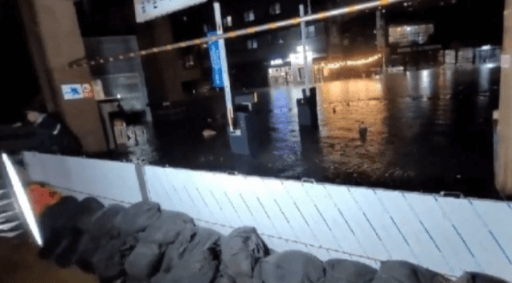 폭우-아파트-주차장-모래주머니-바리게이트