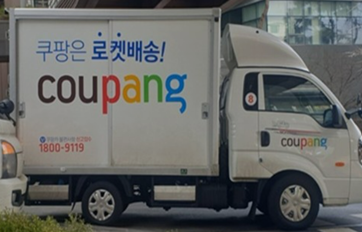 배송하는 차량 사진입니다.