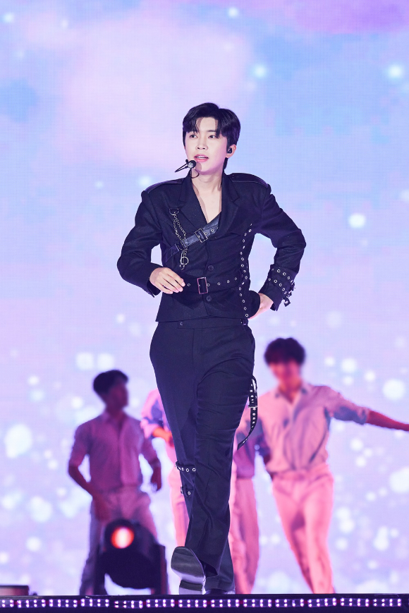 임영웅이 전국투어 콘서트 &lsquo;IM HERO&rsquo;(아임 히어로) 무대에서 팬들을 만나고 있다. [사진=물고기뮤직]