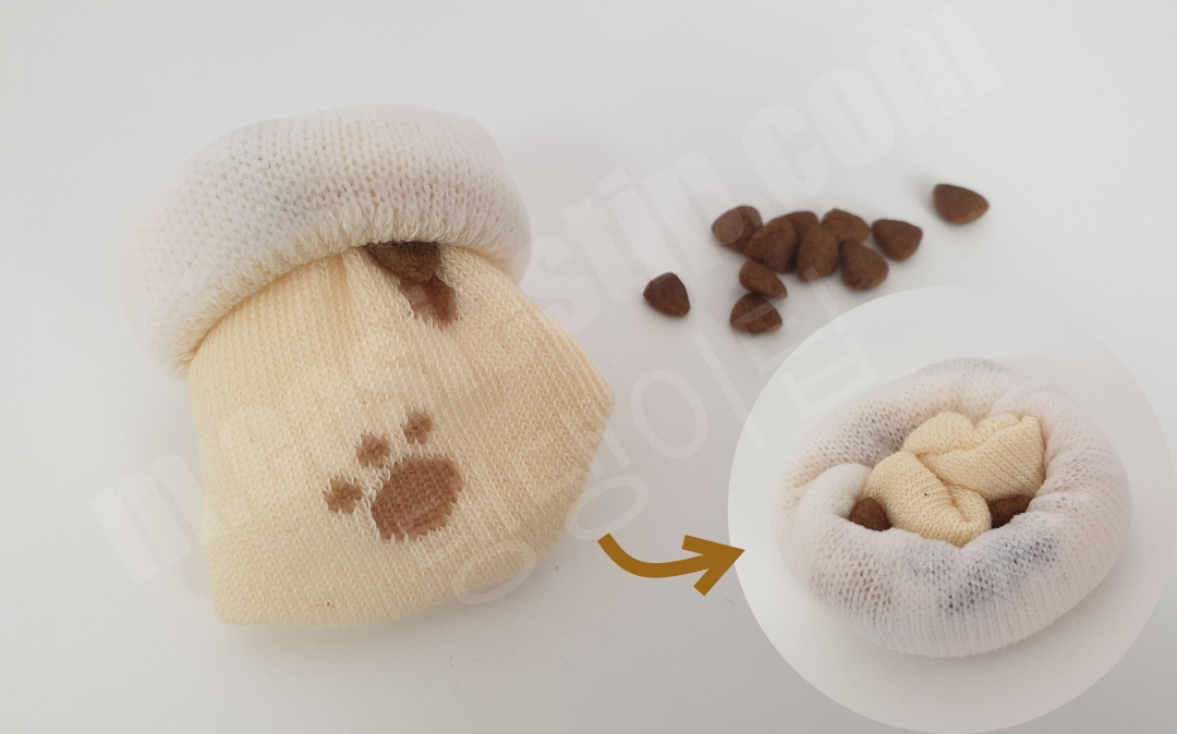 양말을 말면서 간식을 넣어준 모습