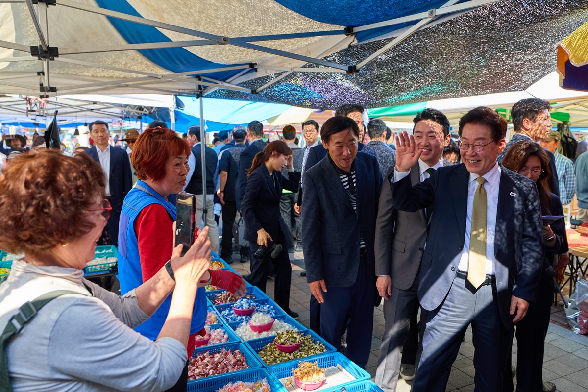 이재명 대통령 모란시장 방문 논란 총정리: 관권 선거인가 민생 행보인가? (법적 쟁점 및 정치적 파장 분석)