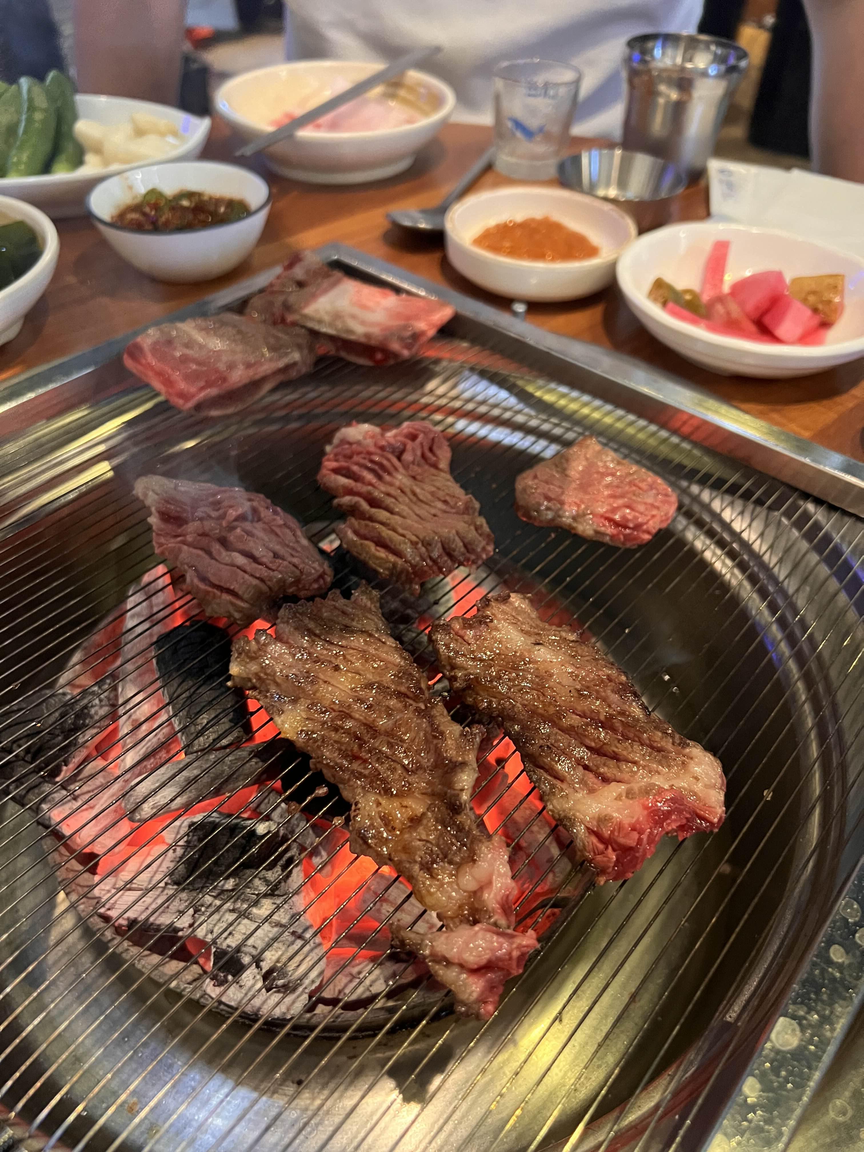 노릇하게 익어가는 생갈비