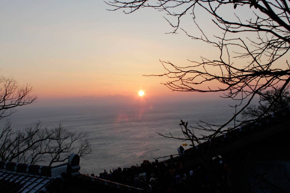 향일암에 떠오르는 태양