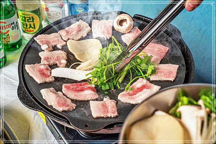 생방송 오늘저녁 수원 인계동 수십가지 반찬, 레트로 옛날 학교 교실 분위기, 냉동 삼겹살 맛집