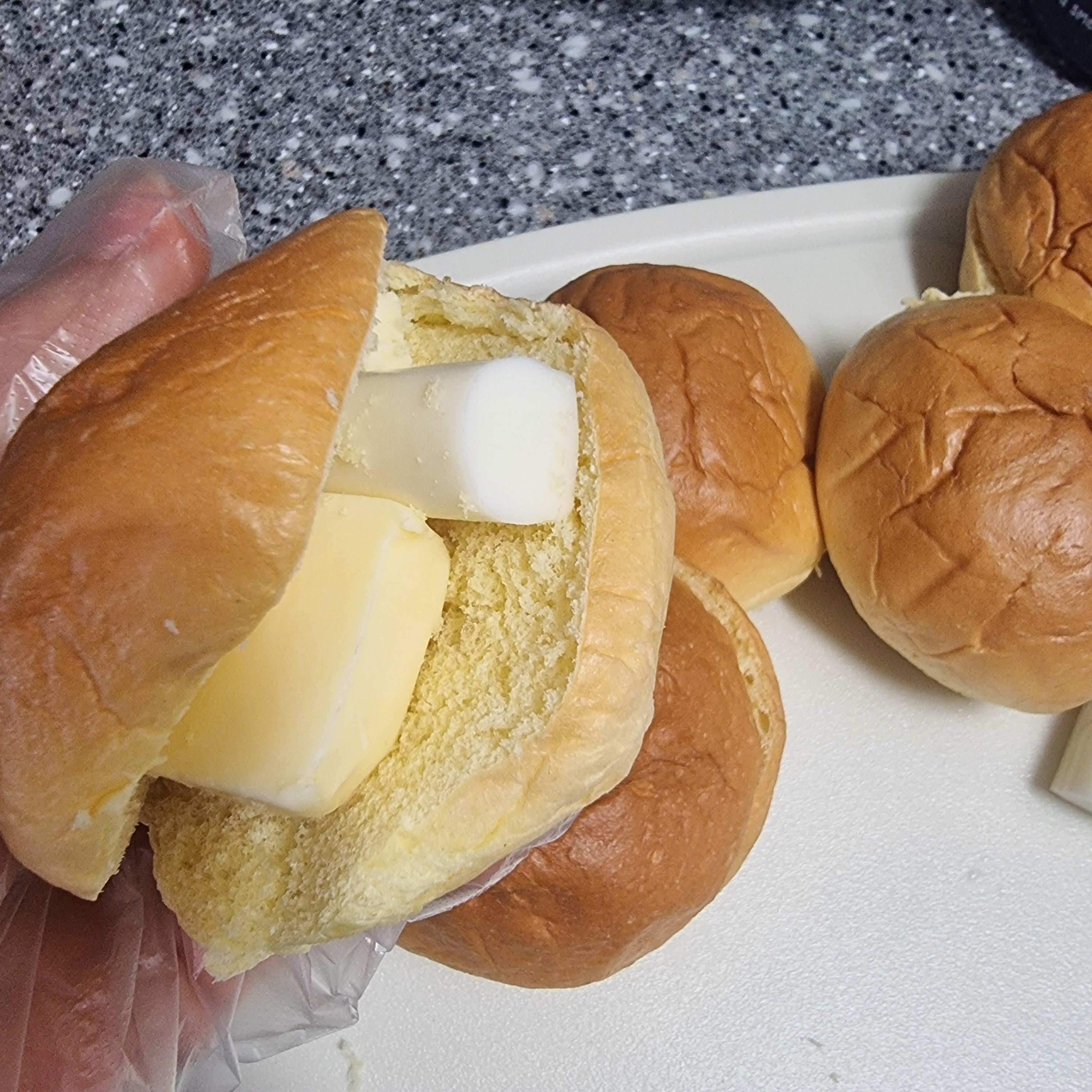 모닝빵으로 소금빵만들기