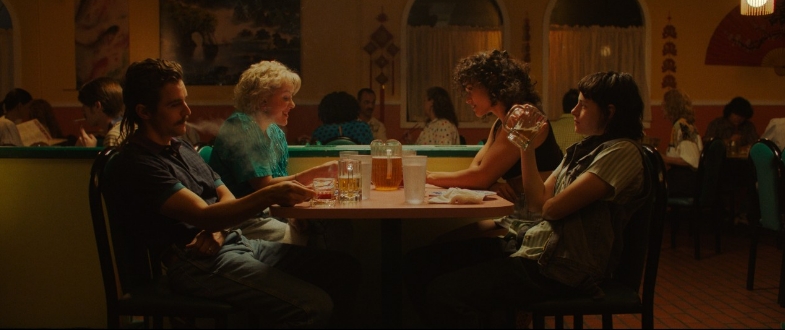 러브 라이즈 블리딩 장면