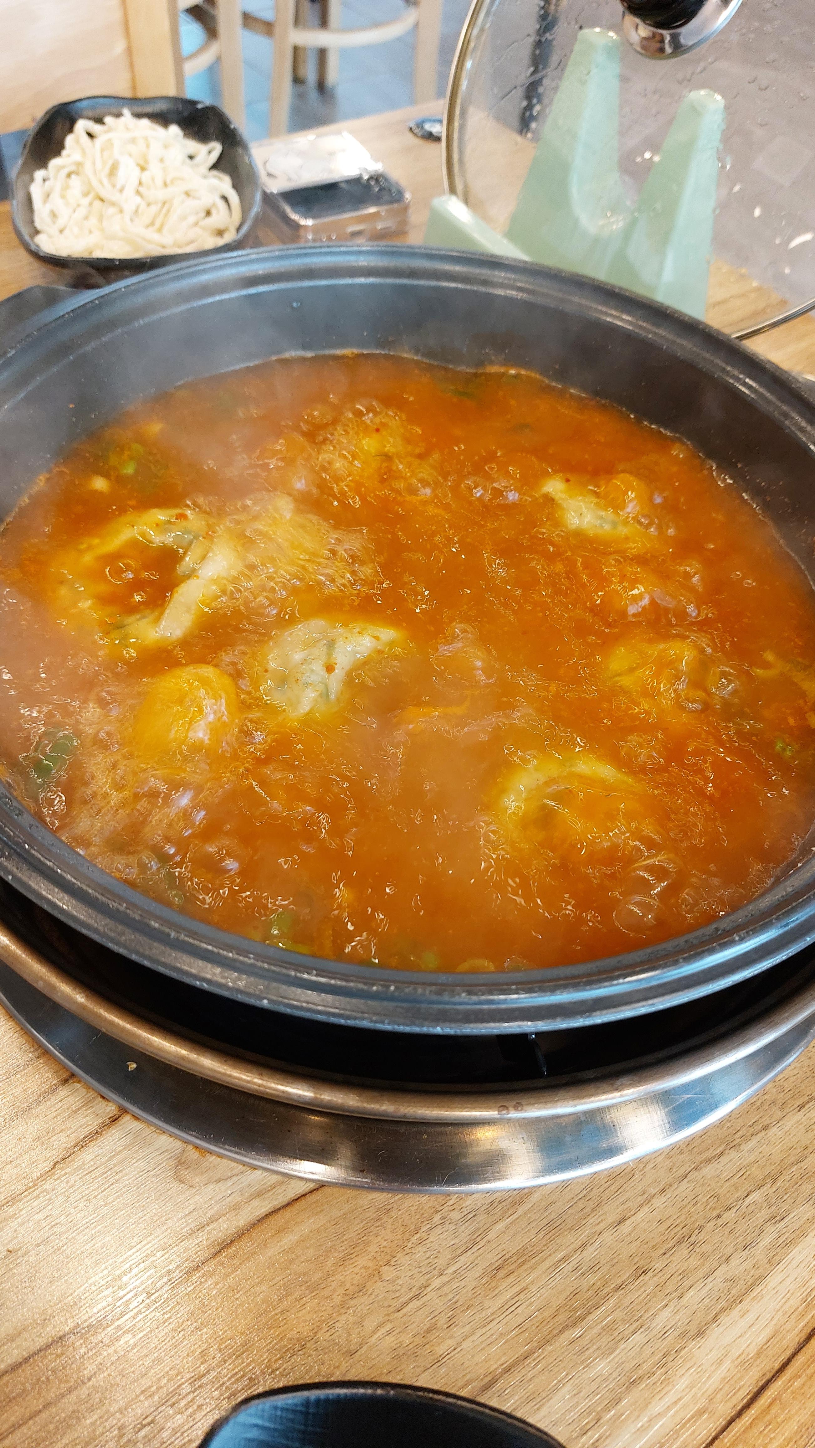 두손개성만두전골 만두 8개 투하