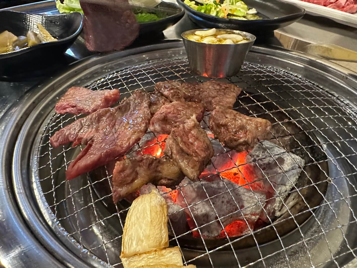모란 마장동 고기집 소고기를 숫불에 올리다.