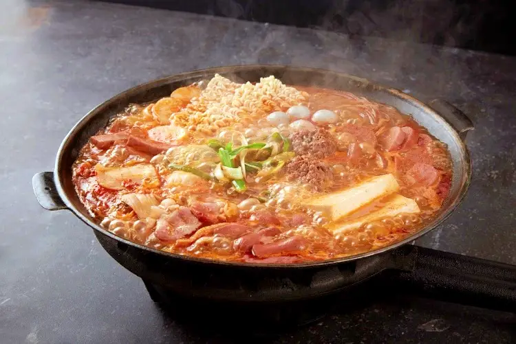 김영철의 동네 한 바퀴 김치 대신 양배추를 가득 넣는 60년 노포 부대찌개 의정부 흥선동 맛집 소개