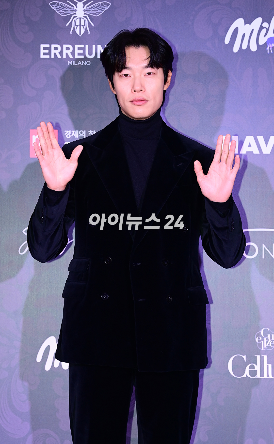 배우 류준열이 7일 오후 서울 강남구 논현동 건설회관 비스타홀에서 열린 &#39;28회 춘사국제영화제&#39; 시상식에 참석하고 있다. [사진=정소희 기자]