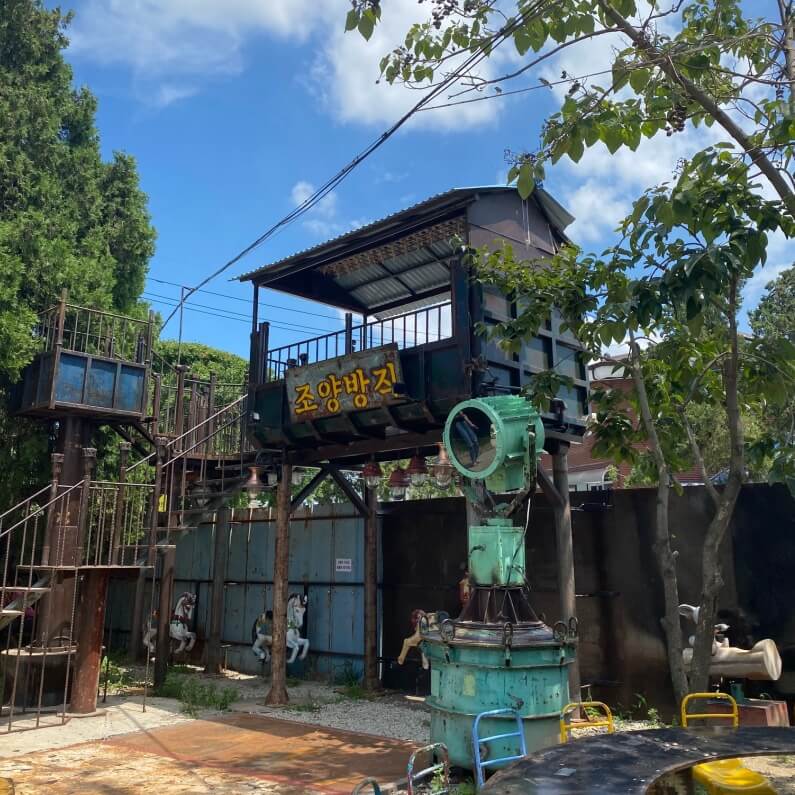 오래된-간판에-조양방직이라고-써있는-녹슨-건물