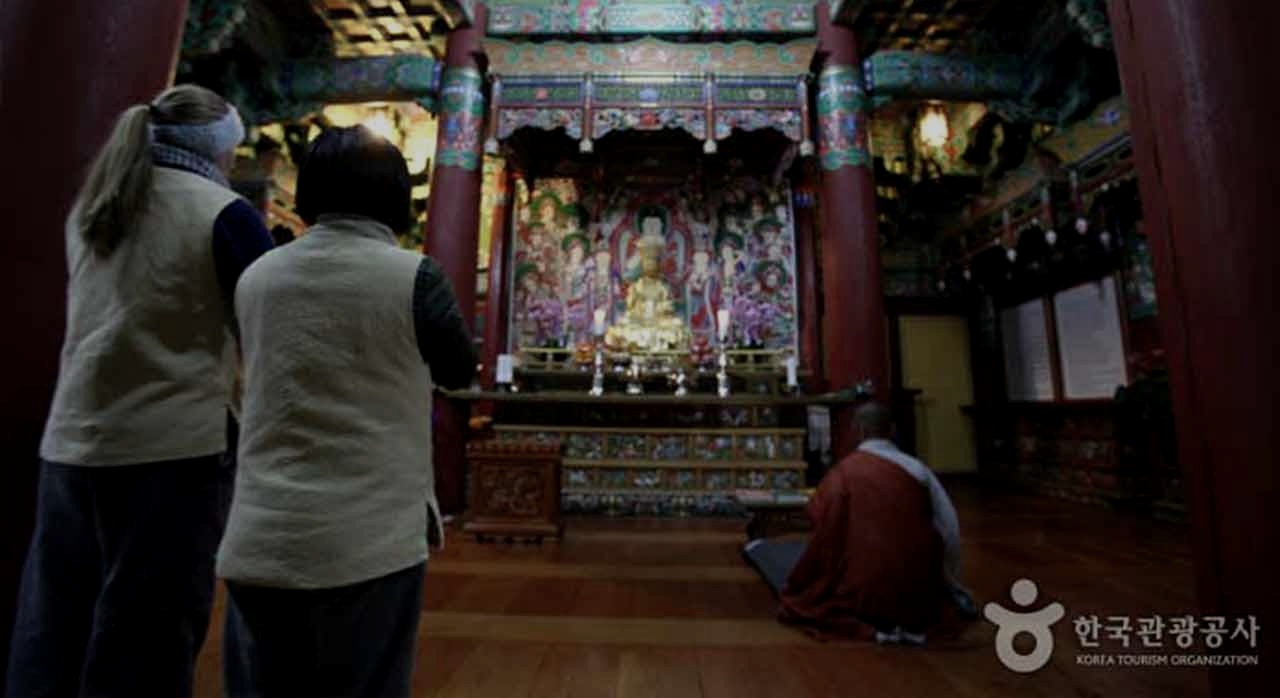 예불과 참선을 체험하는 참가자들의 모습. [ⓒ대한민국 구석구석]