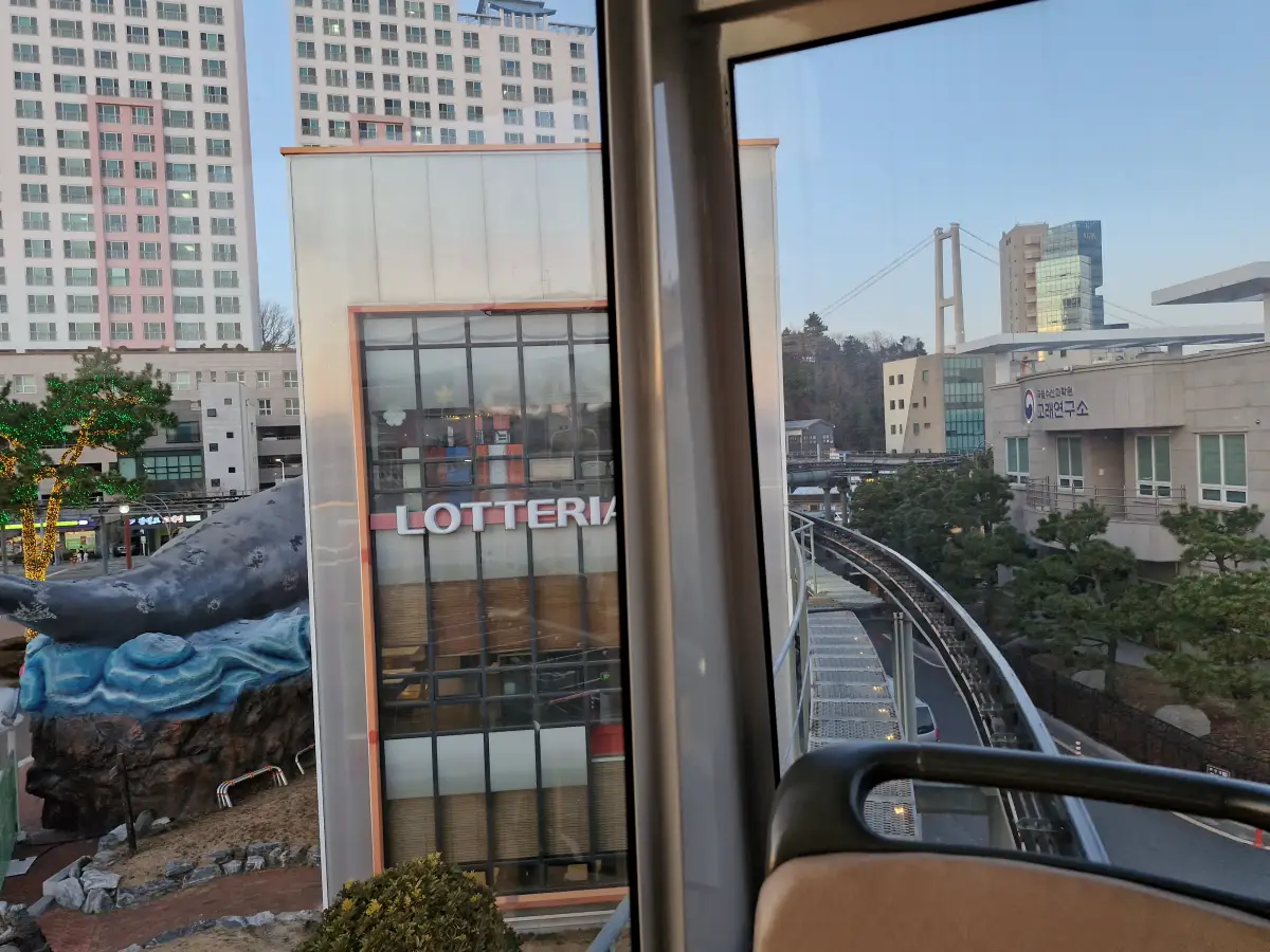 모노레일 뒤쪽 배경