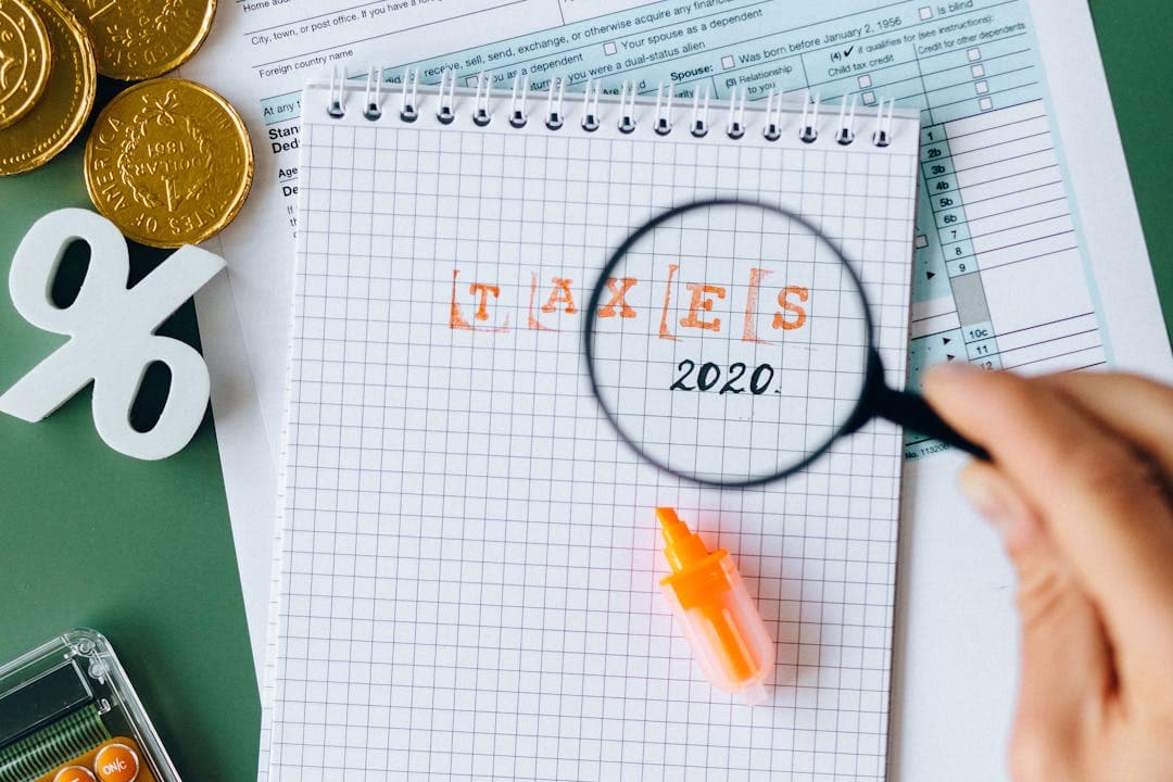 종합소득세 신고서를 연상시키는 TAX 영문 이미지