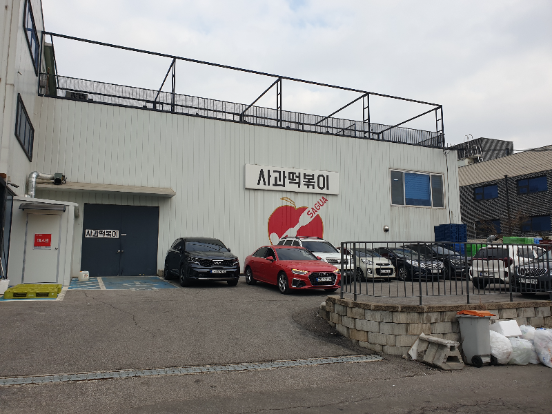 10대 정도 세울 수 있는 주차 공간. 주차 대수가 많지는 않다.