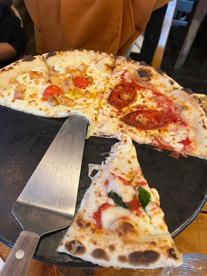 홍대 화덕 피자 꽈뜨로포르마지오네 피자