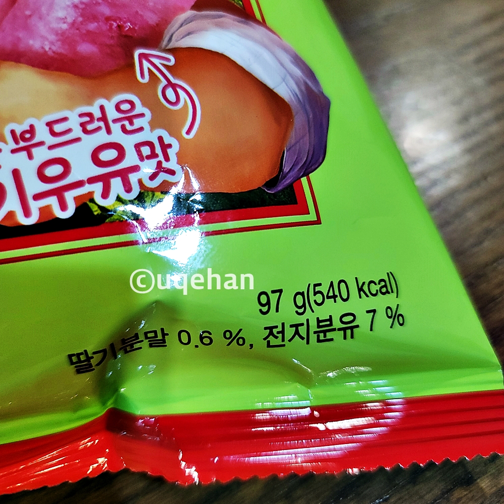 오!딸기 제품 하단에 97g ( 540kcal) 적혀있다. 딸기분말 0.6 %, 전지분유 7%라고 쓰여 있다.