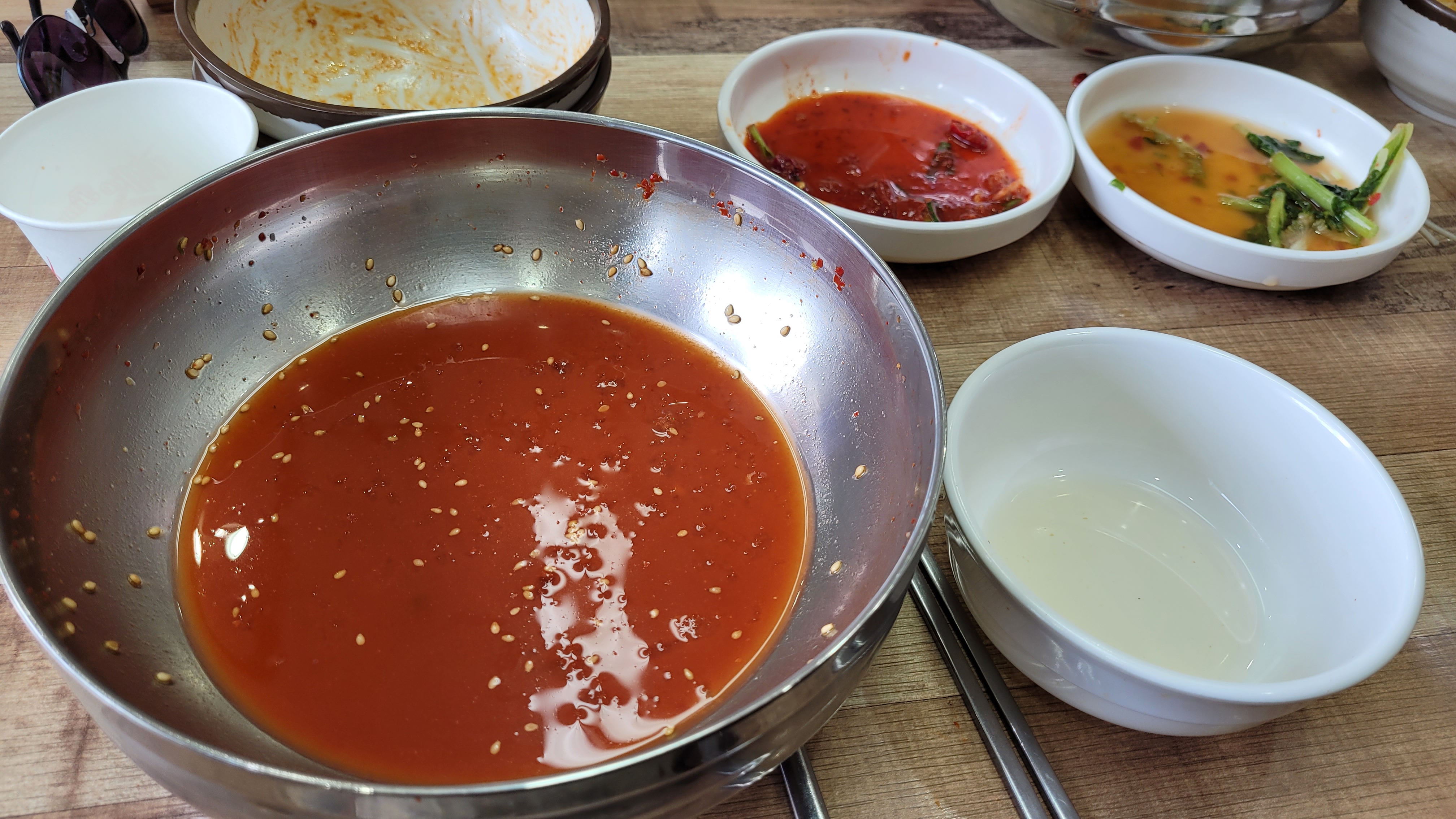 국수 한그릇 한그릇 뚝딱 비움