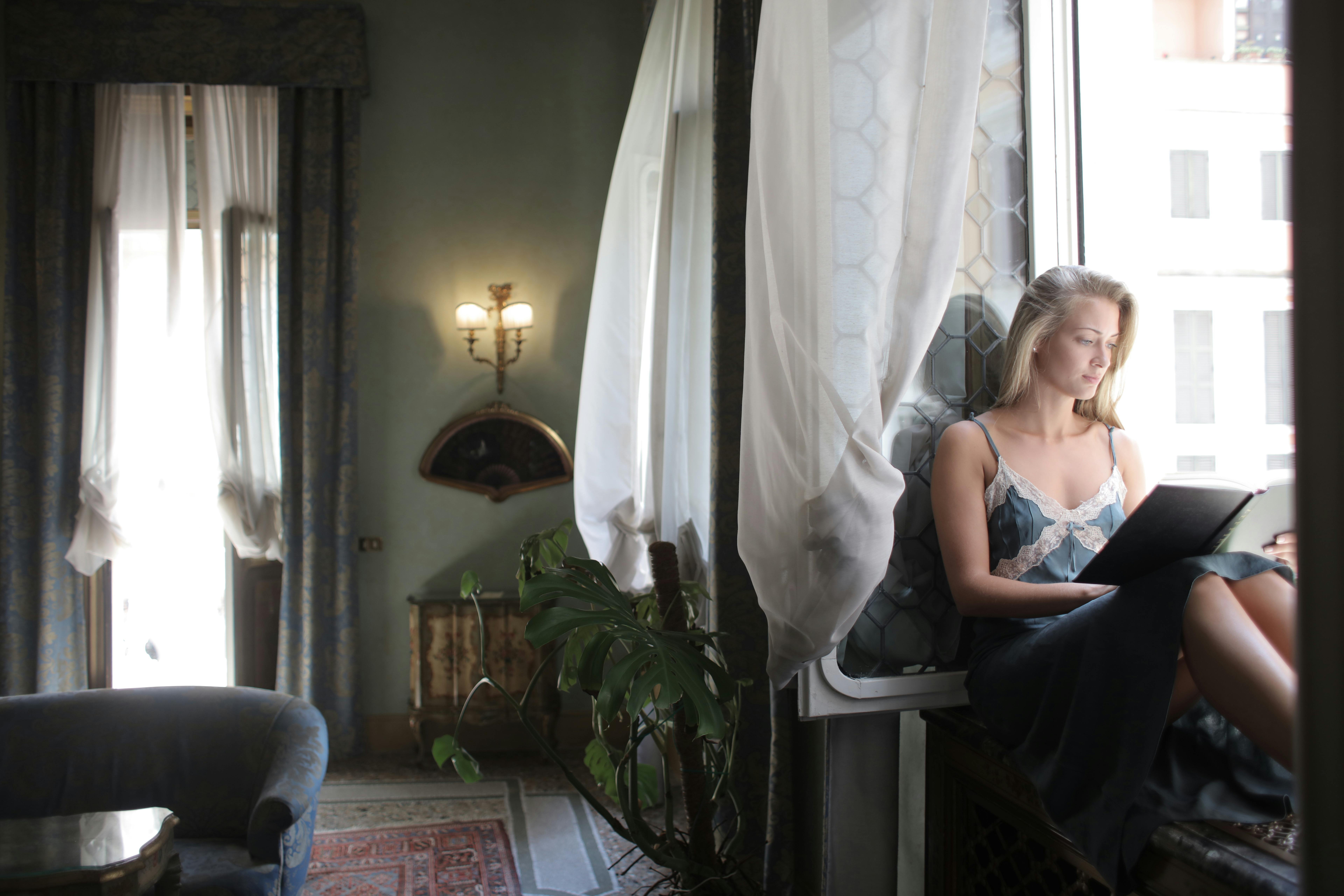 책을 읽는 중에 누군가가 방해하는을 상징하는 이미지