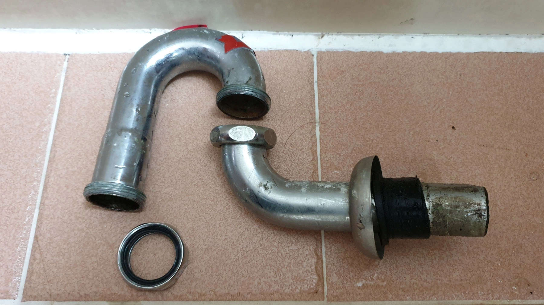 세면대 물 빠지는 트랩 배관 분리 모습