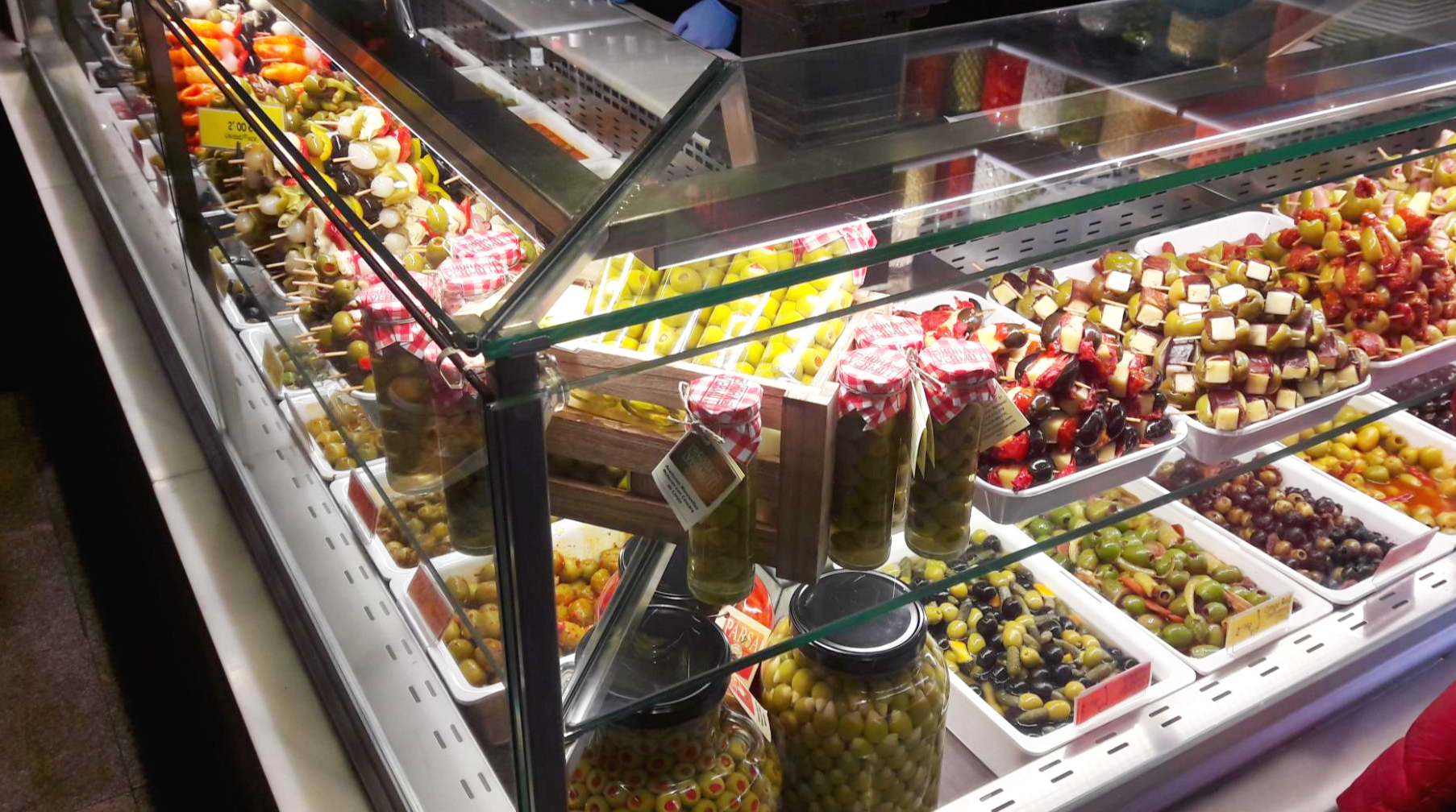 스페인 마드리드 산 미구엘 시장 올리브 상점