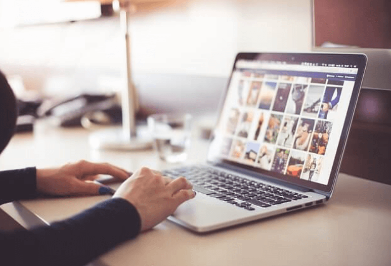 노트북하는청년