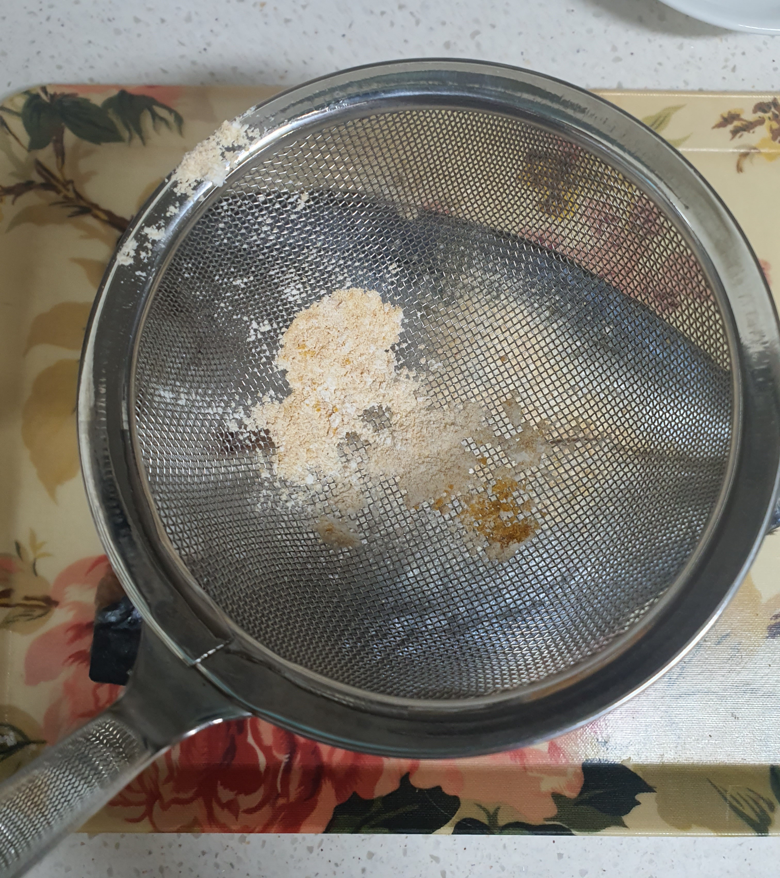 체에-가루를-내리면-곱게-내릴-수-있습니다.