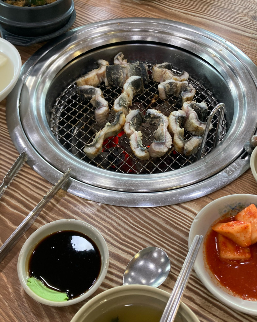 숯불장어구이 굽는 모습