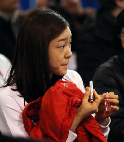 피겨 선수 활동 당시 디올 립밤을 바르고 있는 김연아 선수