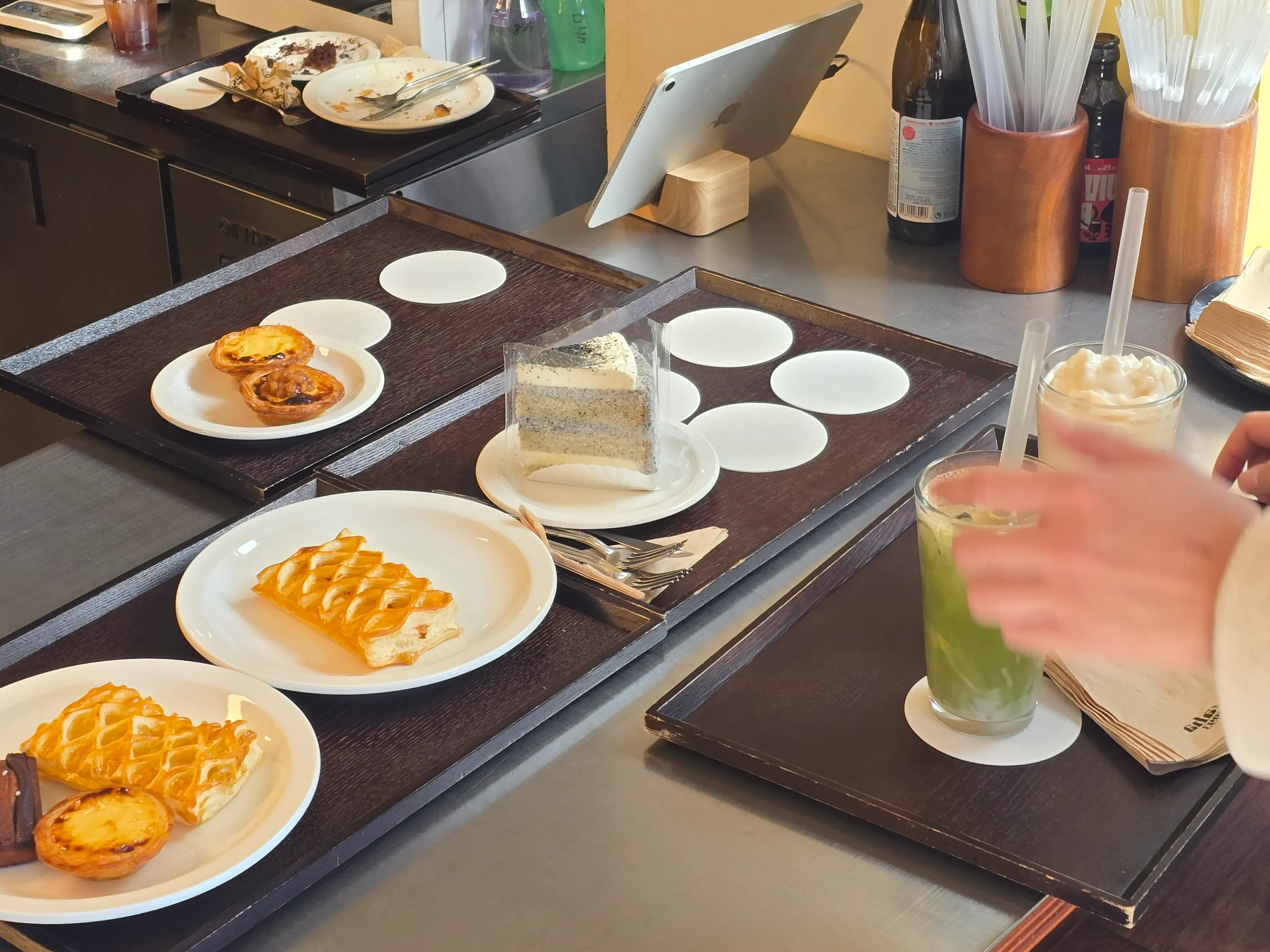 직접 갈아 만든 듯한 신선함이 돋보이는 복숭아 요거트 스무디와 고소한 말차미숫가루.