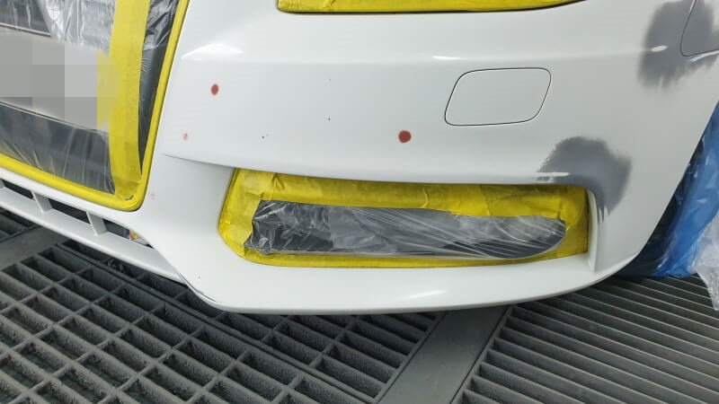 앞 범퍼 사고 부위 서페이서 도포 수입차 스크래치 복원 - 앞 범퍼 사고 부위 서페이서 도포