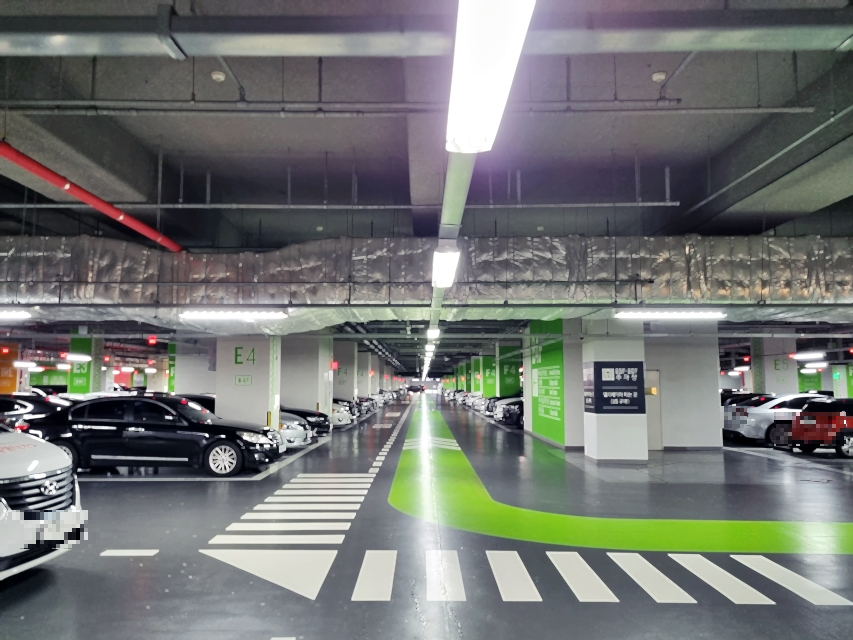 롯데타워 주차장 내부 사진