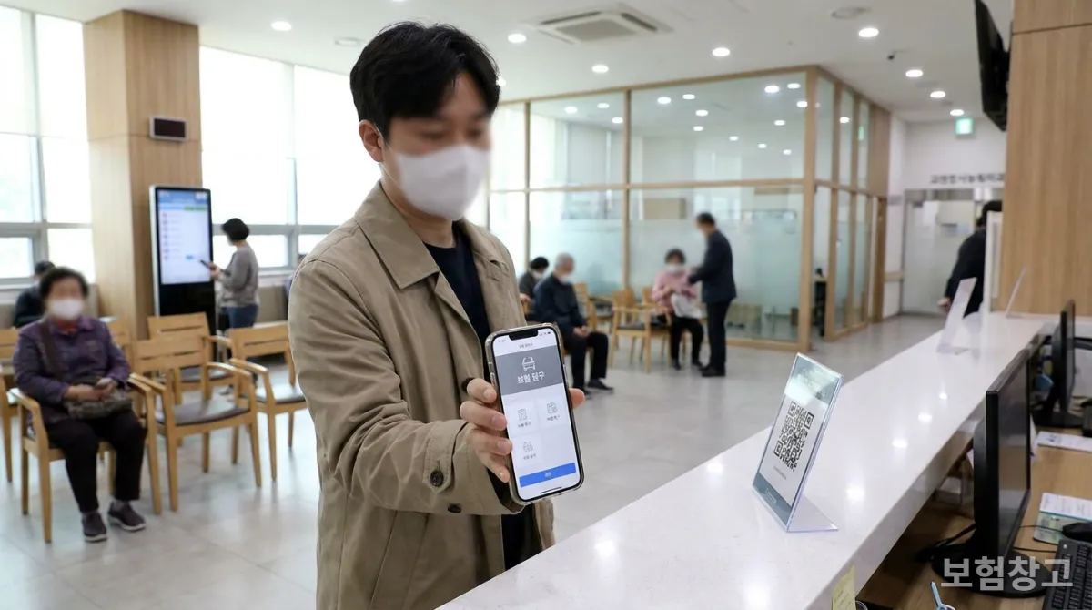 병원에서 실손24 앱으로 간편하게 보험금을 청구하는 모습