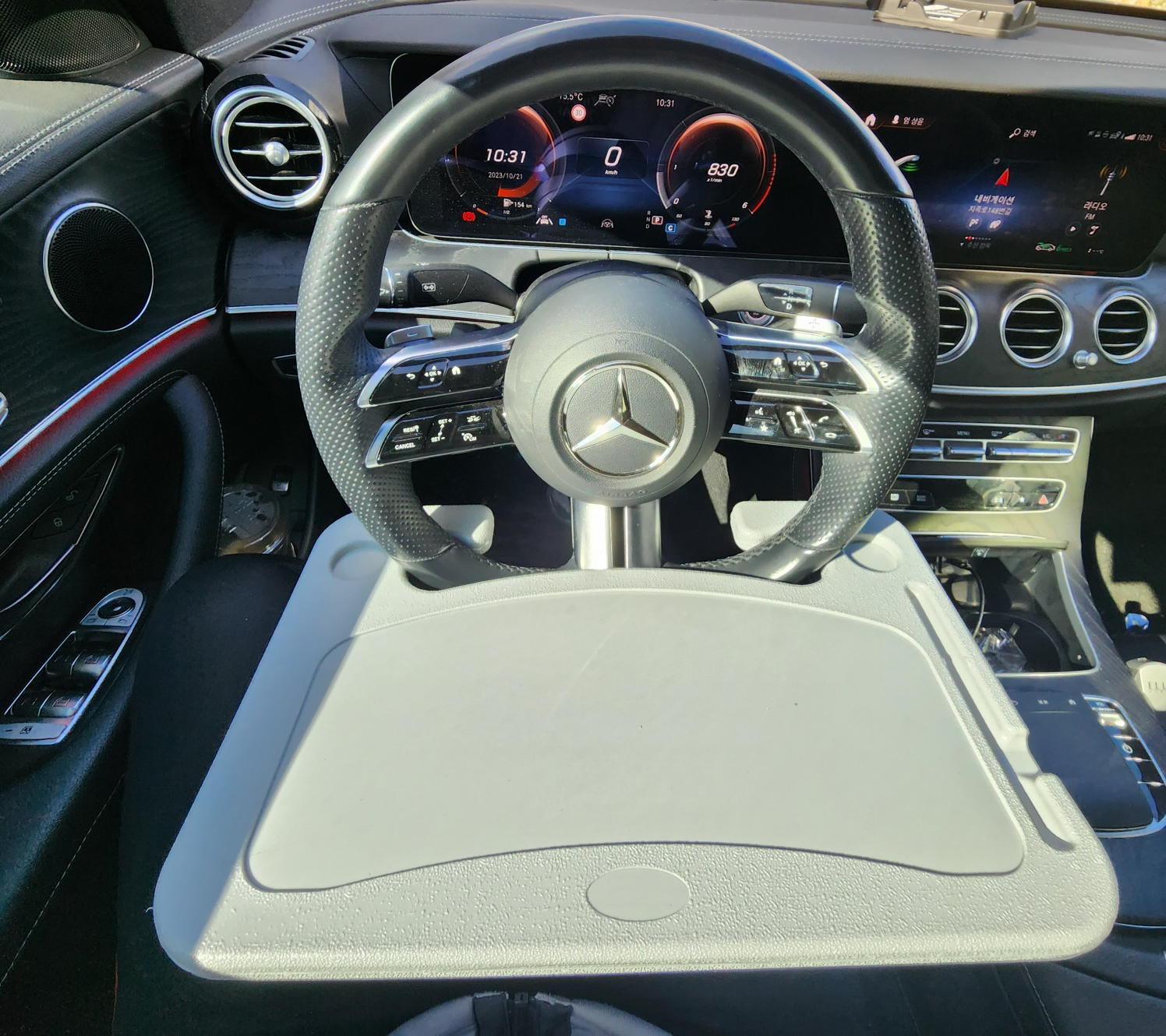 거치대 아래로 밀어 완전장착시킨사진