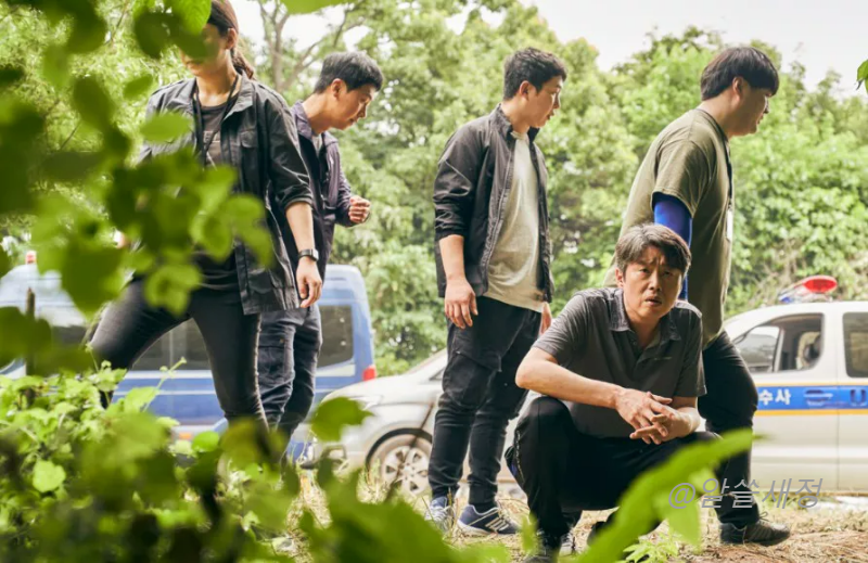 아들의 흔적을 쫓는 형사가 주저 앉아 있는 모습