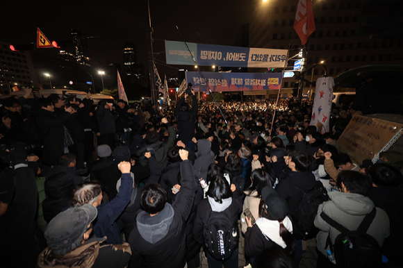 윤석열 대통령이 비상계엄을 선포한 가운데 4일 자정께 서울 여의도 국회의사당 앞에서 시민들이 계엄해제 구호를 외치고 있다. [사진=연합뉴스]