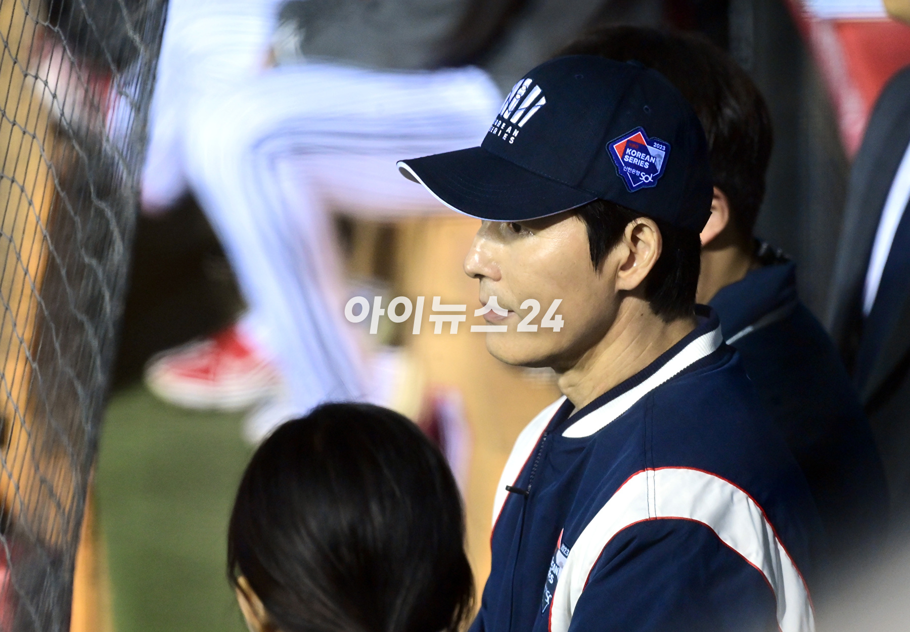 배우 정우성이 8일 오후 서울 잠실야구장에서 열린 '2023 프로야구 KBO리그' 포스트시즌 한국시리즈 2차전 LG 트윈스와 kt 위즈의 경기에서 시구자로 참석하고 있다. [사진=정소희 기자]