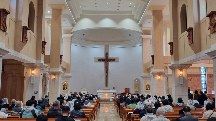 목포 산정동성당 성전 안 십자고상, 제단, 제대 사진