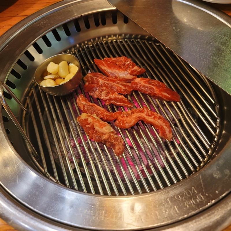 산본역 우정원 - 불판에 올려진 갈비살