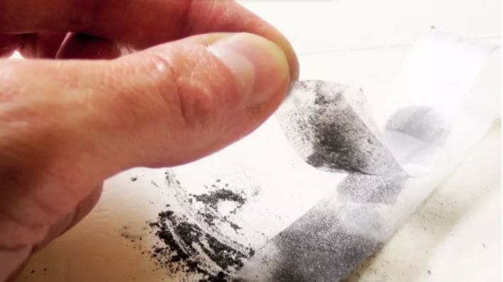 스카치 테이프로 분리해 낸 탄소층