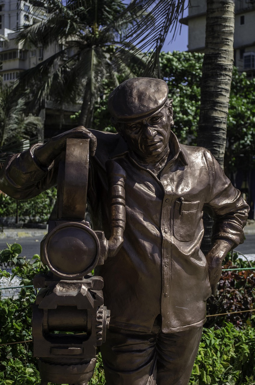 영화 감독을 표현한 동상 사진