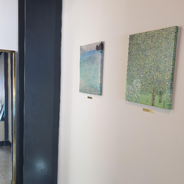 강릉 카페 '주가커피': 직접 로스팅한 스페셜티 커피를 맛볼 수 있는 카페_계단에 진열 된 액자