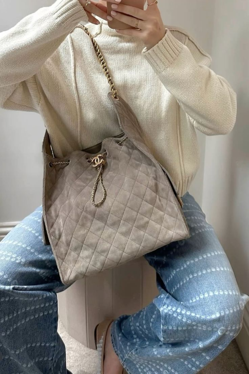 아이보리 스웨터에 샤넬 25백 코디