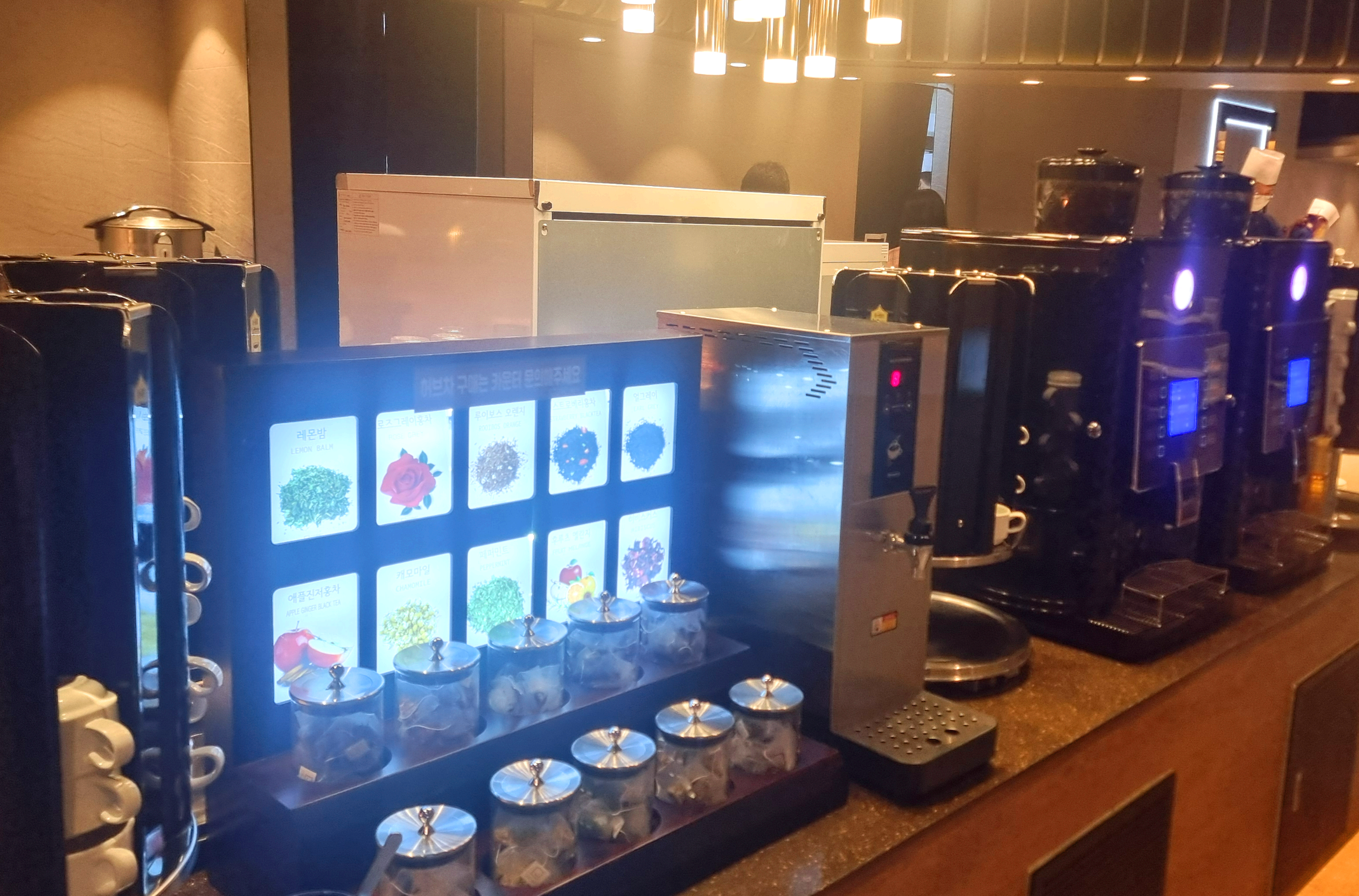 고메스퀘어 배곧점 커피 머신과 다양한 차 종류