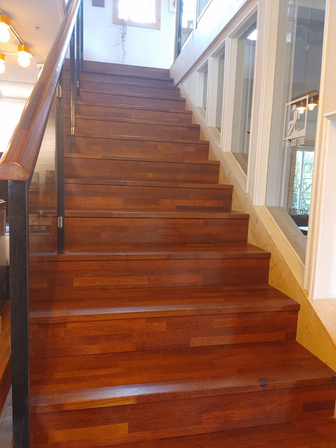 파우제앤숨 카페 2층오르는 계단