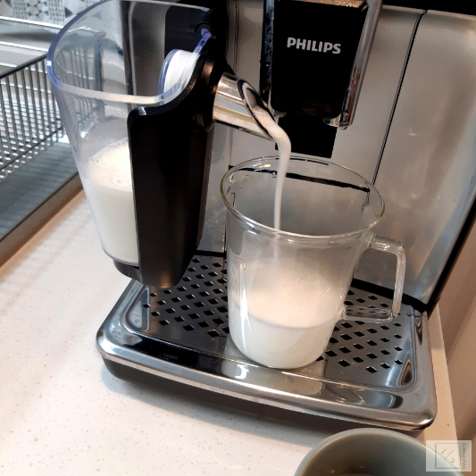 커피머신에서 스팀밀크를 추출하고 있다.