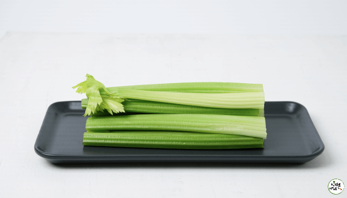 검은 접시위에 샐러리가 올려져있다