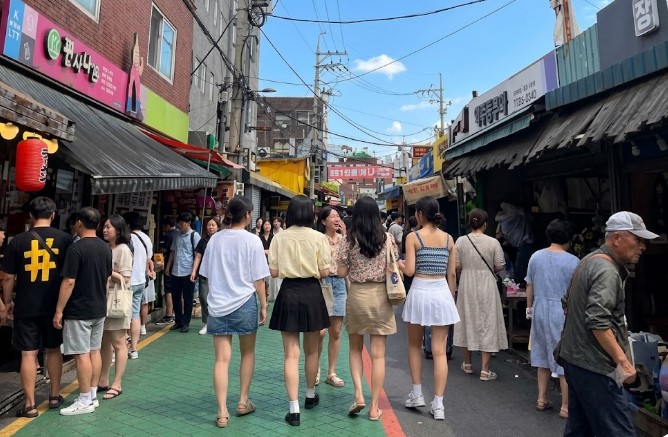 매력적이고 빈티지한 느낌의 동묘 인근을 즐겁게 구경하고 있는 20대 여성들