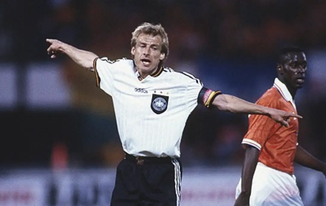 클린스만-현역시절 흰유니폼을 입고 두팔벌린채 서있는 클린스만