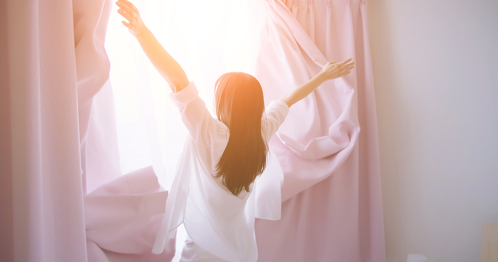 제로에너지건축물은 재생 가능한 에너지원을 효과적으로 이용하여 건물 내부에서 전력을 생산합니다.